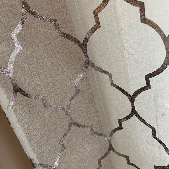 Sheer curtains with metallic geometric design - Picture 2 of 2